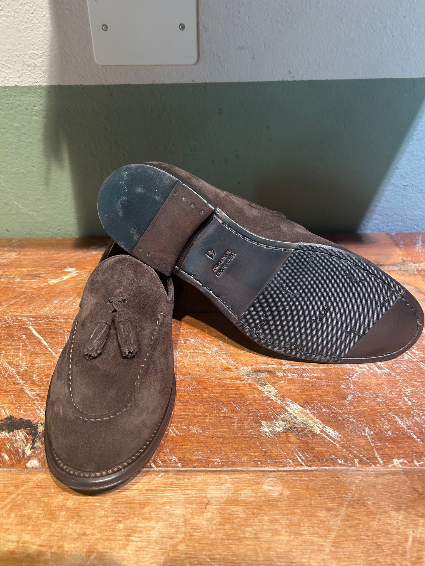 Mocassino crisci in camoscio moro con nappina