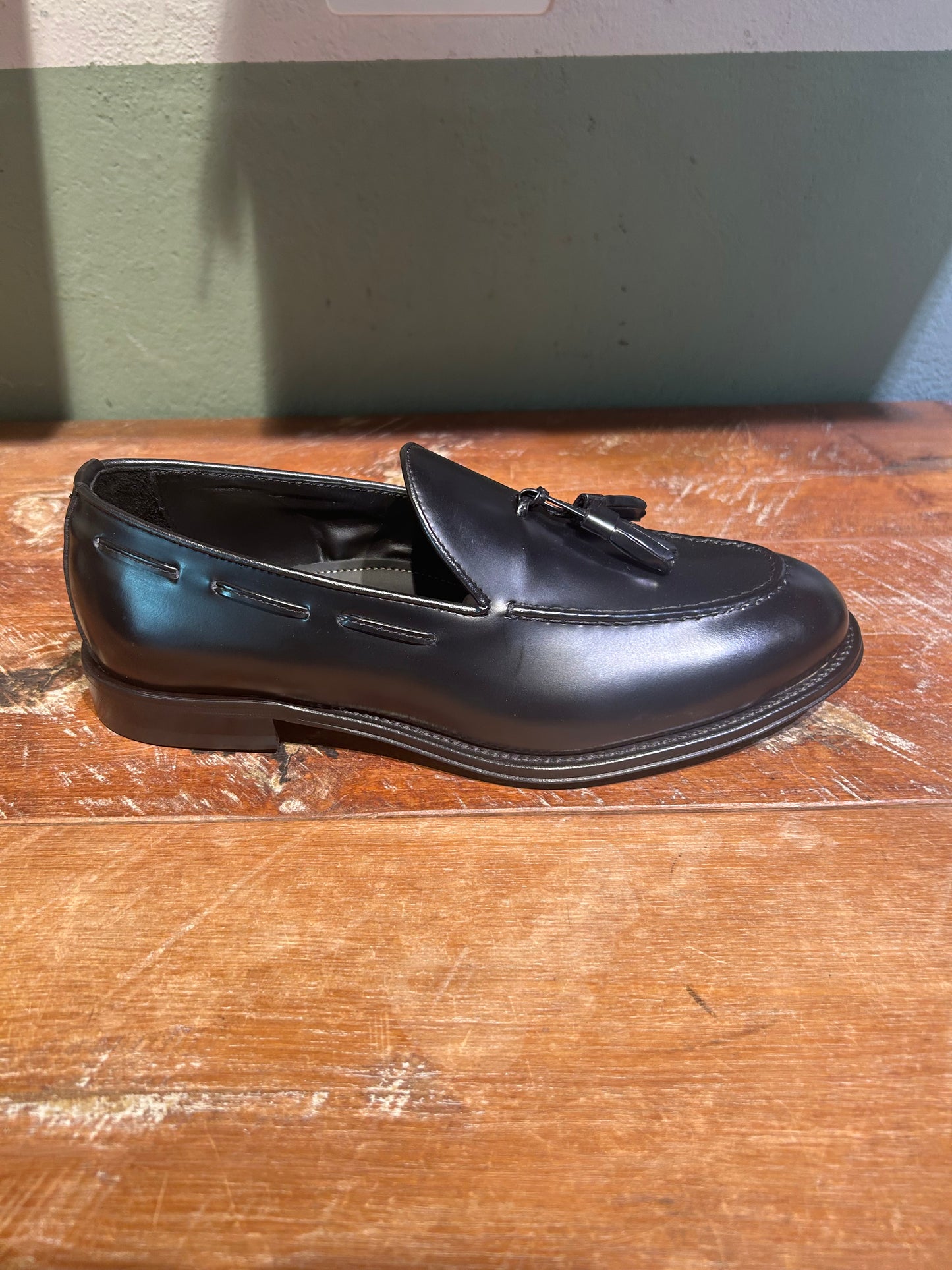 Mocassino crisci in pelle nera con nappina