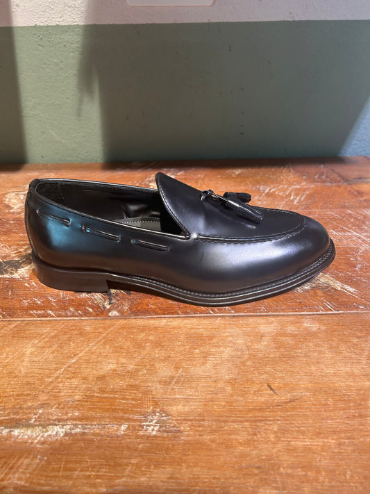 Mocassino crisci in pelle nera con nappina