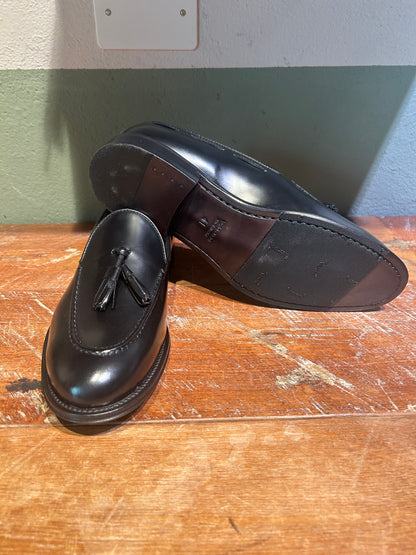Mocassino crisci in pelle nera con nappina